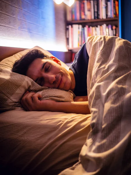 Красивый Молодой Человек Спит Белой Подушке Профильный Снимок — стоковое фото