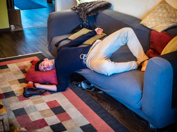 Bêbado Jovem Bonito Homem Descansando Sofá Sala Estar Com Cabeça — Fotografia de Stock