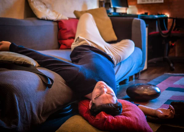 床に頭付きのリビング ルームのソファで休んで若いハンサムな酔っぱらい — ストック写真