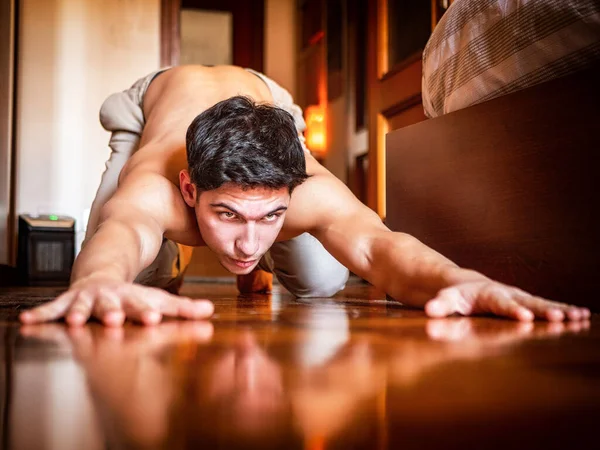 Junger Mann Ohne Hemd Bei Stretching Übungen Hause Horizontale Innenaufnahmen — Stockfoto