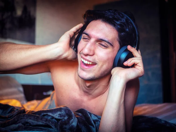 Jovem Atraente Usando Fones Ouvido Deitados Sozinhos Sua Cama Ouvindo — Fotografia de Stock