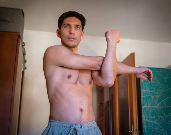 Junger Mann Ohne Hemd Bei Stretching Übungen Hause Horizontale Innenaufnahmen — Stockfoto