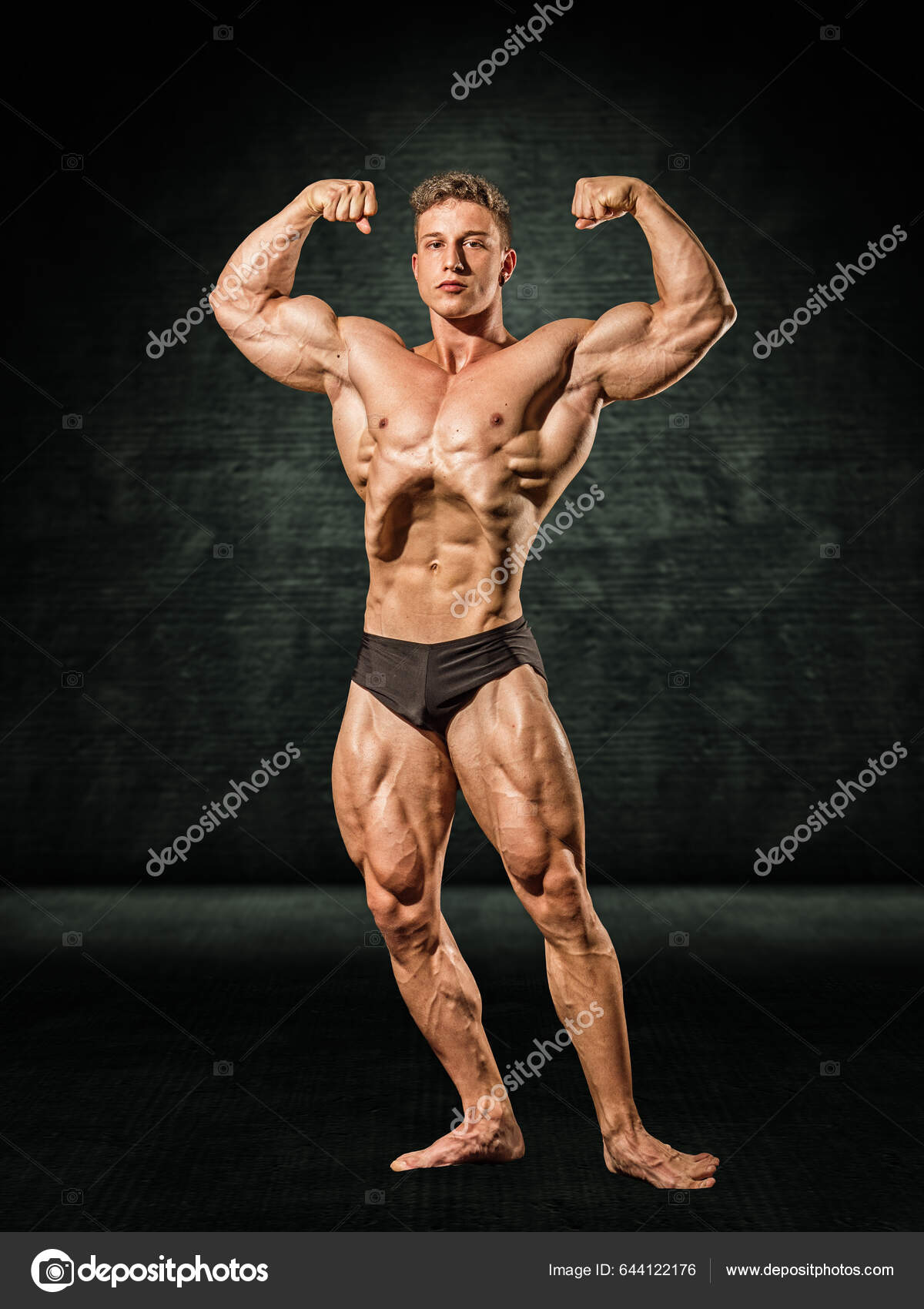 Hombre Musculoso Guapo Sin Camisa Haciendo Pose Clásica Del