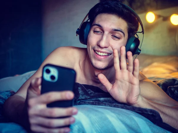 Sexy Pohledný Mladý Muž Uvnitř Video Chatování Smartphonem Úsměv Kamery — Stock fotografie