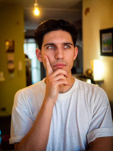 Atrakcyjny Młody Człowiek Myślący Patrzący Górę Ręką Podbródku Domu — Zdjęcie stockowe