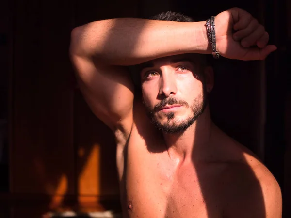 Retrato Sexy Shirtless Muscular Homem Lado Cortinas Janela Durante Dia — Fotografia de Stock