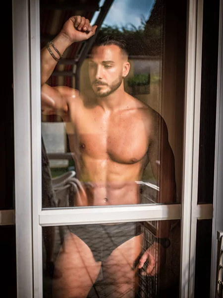 Gündüzleri Pencere Perdelerinin Yanında Sadece Çamaşırı Giyen Seksi Kaslı Adamın — Stok fotoğraf