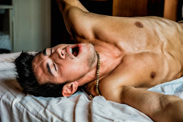Genç Uykucu Adam Yatakta Esneyerek Uyanıyordu — Stok fotoğraf