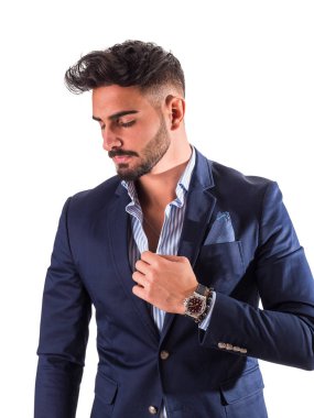 Yakışıklı, zarif, takım elbiseli, şık gömlekli, beyaz tenli, yana bakan genç bir adam.