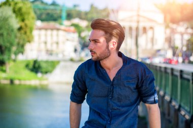 Avrupa şehri, Torino İtalya Po Nehri tarafından kentsel ayarında bir yakışıklı genç adam