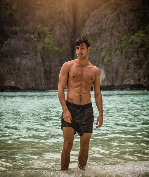 Atrakcyjny Młody Mężczyzna Stojący Plaży Phuket Island Tajlandia Bez Koszulki — Zdjęcie stockowe