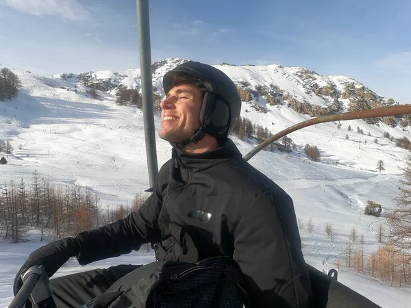 Portrait Bel Homme Costume Ski Assis Sur Télésiège Levant Regardant — Photo