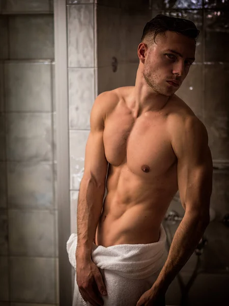 Shirtless Muscular Handsome Man Looking Himself Bathroom Mirror Morning Shower — Stock Photo, Image