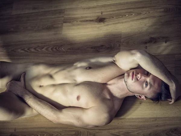 Przystojny Zupełnie Nagi Mięśni Młody Człowiek Ustanawiające Drewnianą Podłogę Domu — Zdjęcie stockowe