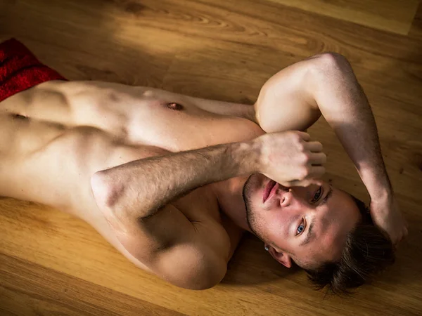Schöner Völlig Nackter Muskulöser Junger Mann Der Sich Hause Verführerischer — Stockfoto