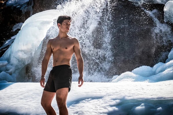 Przystojny Muskularny Młody Sportowiec Dworze Stojący Śniegu Pokazuje Zdrowe Ciało — Zdjęcie stockowe