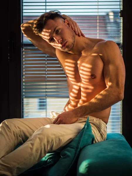 Gölge Çizgiler Kameraya Bakarak Penceresinden Seksi Gömleksiz Adam Portresi Kaplı — Stok fotoğraf