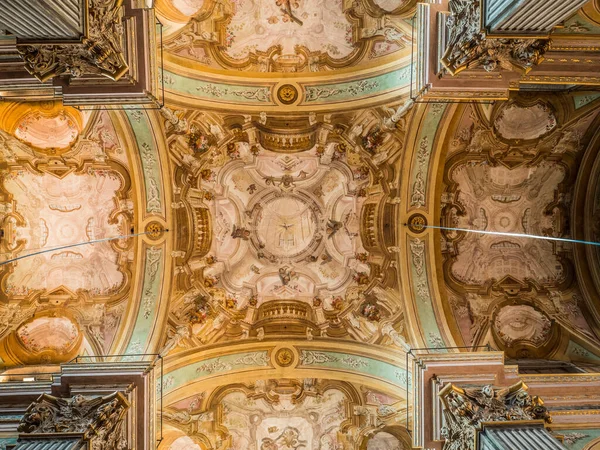 Alulról Csodálatos Díszmennyezet Oszlopok Belsejében Régi Barokk Palota Olaszországban — Stock Fotó