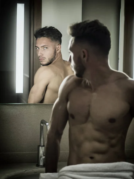 Shirtless Jovem Bonito Olhando Para Mesmo Espelho Banheiro Pela Manhã — Fotografia de Stock