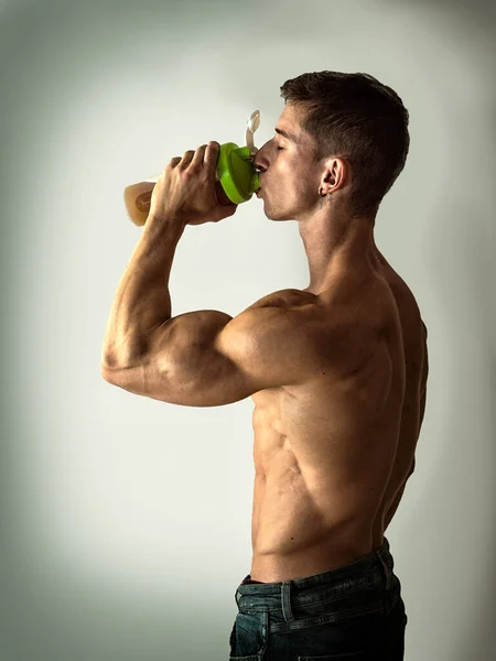 Joven Sin Camisa Musculoso Hombre Bebiendo Batido Proteínas Estudio Tiro —  Fotos de Stock