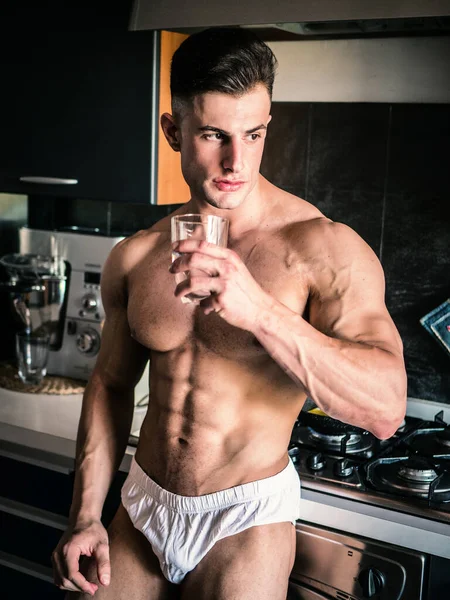 Junger Mann Ohne Hemd Mit Muskulösem Körper Steht Der Küche — Stockfoto