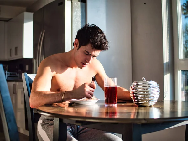 Apto Atraente Shirtless Jovem Homem Tomando Café Manhã Tomando Chá — Fotografia de Stock