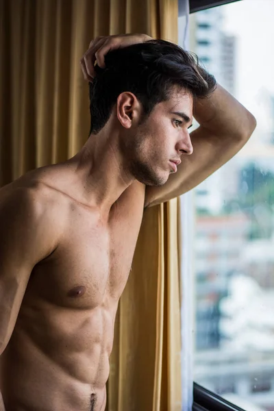 Сексуальний Красивий Молодий Чоловік Стоїть Сорочки Своїй Спальні Біля Віконних — стокове фото