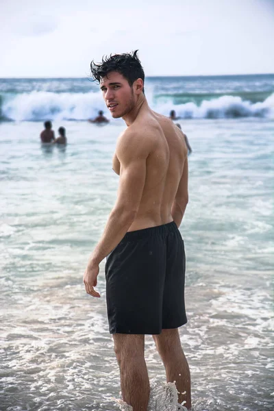 Przystojny Młody Mężczyzna Stojący Plaży Phuket Island Tajlandia Bez Koszulki — Zdjęcie stockowe