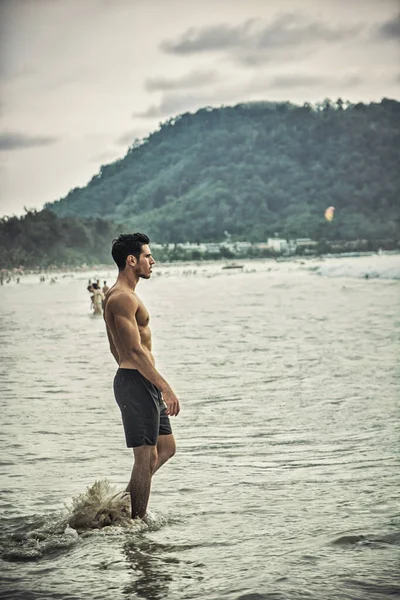 Beau Jeune Homme Debout Sur Une Plage Île Phuket Thaïlande — Photo