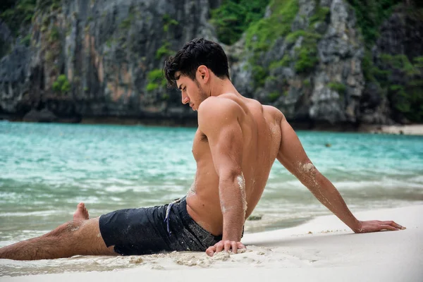 Полуфотка Красивого Молодого Человека Сидящего Тропическом Пляже Острове Пхукет Таиланд — стоковое фото