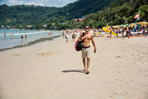 Celotělový Záběr Pohledného Mladého Muže Kráčejícího Pláži Ostrově Phuket Thajsku — Stock fotografie