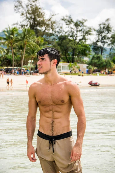 Сильно Отфильтрованный Снимок Красивого Молодого Человека Стоящего Пляже Острове Пхукет — стоковое фото