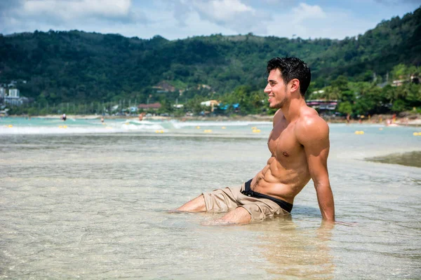 Hezký Mladý Muž Ležící Pláži Ostrově Phuket Thajsko Bez Trička — Stock fotografie