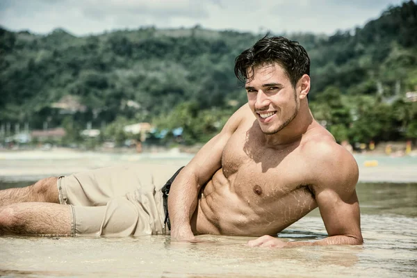 Красивый Молодой Человек Лежит Пляже Острове Пхукет Таиланд Рубашки Боксерских — стоковое фото