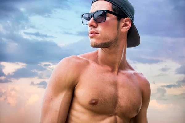 Ελκυστικός Αθλητικός Νεαρός Στην Παραλία Δίπλα Στη Θάλασσα Καπέλο Του — Φωτογραφία Αρχείου