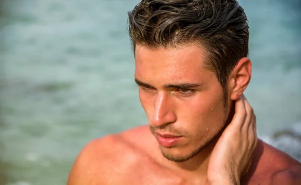 Jeune Homme Attrayant Dans Mer Sortir Eau Avec Les Cheveux — Photo