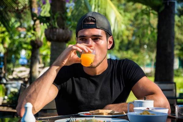 Attrayant Jeune Homme Mangeant Petit Déjeuner Plein Air Ayant Une — Photo