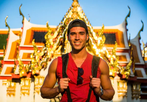Mladý Pohledný Muž Hospodářství Batoh Stojící Grand Palace Bangkoku Thajsko — Stock fotografie
