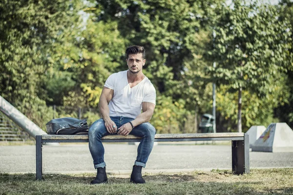 Attraktiver Muskulöser Mann Stadtpark Einem Schönen Sommertag — Stockfoto