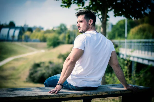 Attraktiver Muskulöser Mann Stadtpark Einem Schönen Sommertag Von Hinten Gesehen — Stockfoto