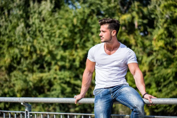 Attraktiver Muskulöser Mann Stadtpark Einem Schönen Sommertag — Stockfoto