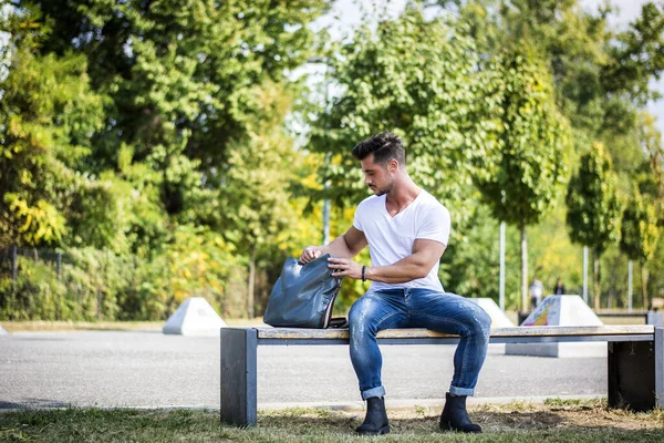 素敵な夏の日に都市公園の魅力的な筋肉の男 — ストック写真