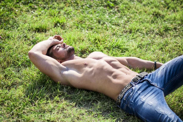 Boa Aparência Sem Camisa Modelo Masculino Ajuste Relaxante Deitado Grama — Fotografia de Stock