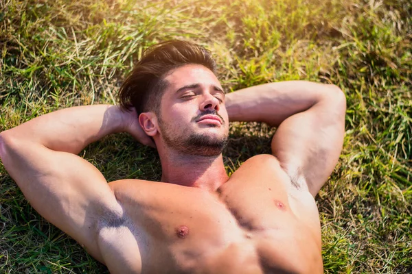 Przystojny Przystojny Sprawny Model Mężczyzna Relaksujący Leżąc Trawie Strzał Góry — Zdjęcie stockowe