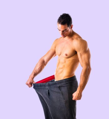 gömleksiz genç erkek vücut ağırlığı, büyük pantolon giyen kaybetti