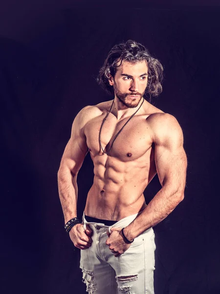 Selbstbewusster Attraktiver Muskulöser Junger Mann Ohne Hemd Mit Aufgerissenem Bauch — Stockfoto
