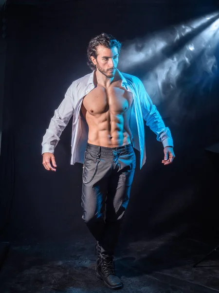 Selbstbewusster Attraktiver Muskulöser Junger Mann Mit Offenem Hemd Auf Muskulösem — Stockfoto