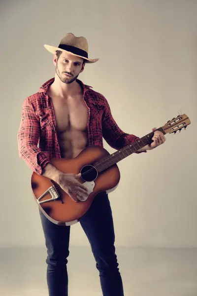 Estudio Retrato Hombre Barbudo Guapo Con Camisa Desabotonada Tocando Guitarra — Foto de Stock