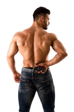 Beyaz arka planda, çıplak kaslı, el tabancası tutan yakışıklı bir adam, arkadan görülmüş.