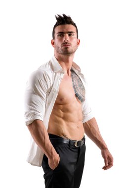Kendine güvenen, kaslı, kaslı, kaslı, kaslı, kaslı genç bir adam. Beyaz arkaplanda izole